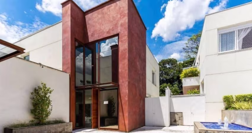 Casa em condomínio fechado com piscina, quintal gramado, 4 suítes, muito espaço e segurança