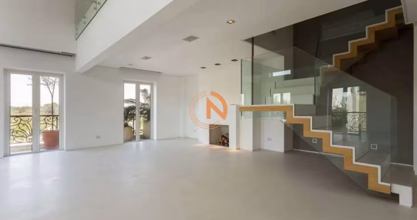 Triplex com 4 Suítes, 5 Banheiros e 9 Vagas de Garagem