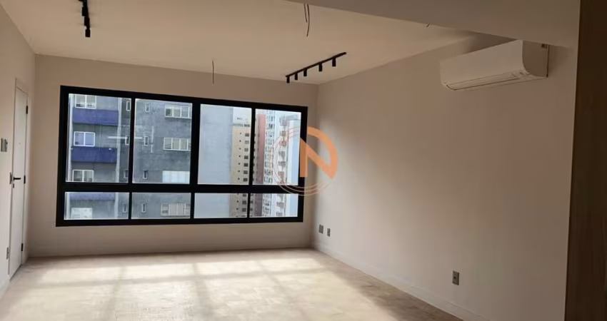 Apartamento reformado na Vila Nova Conceição com três quartos, duas suítes, quatro banheiros