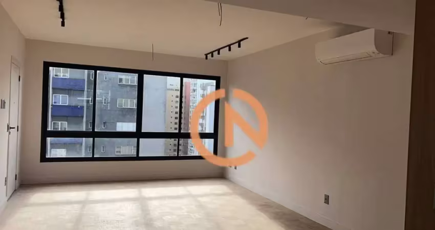 Apartamento reformado na vila nova conceição com três quartos, duas suítes, quatro banheiros