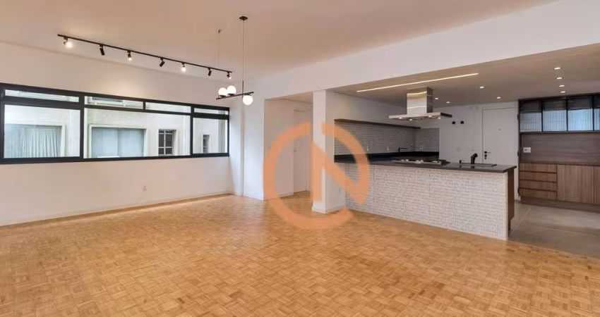 Apto reformado com 220m² na rua  Haddock Lobo