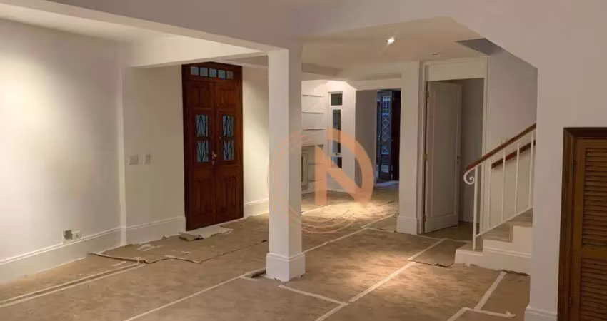 Casa de vila reformada nos jardins com 5 quartos sendo 3 suites