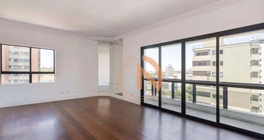 Apartamento cobertura muito espaçoso, com 305m², com 4 quartos, sendo 2 suítes e 4 vagas