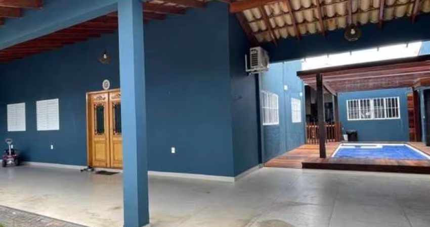 Casa no CPA II com piscinas e 3/4 sendo 2 suites
