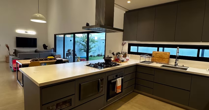 Sobrado no Jardins Capri, localizado no Senador Canedo  445,99 m² de terreno e 289 m² de área construída Sala TV integrada com a cozinha  05 quartos