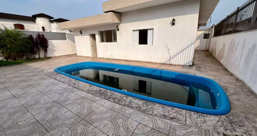 Casa à venda em Praia Grande-SP, bairro Flórida: 3 quartos, 3 suítes, sala, 5 banheiros, 4 vagas, 135m². Venha conferir!