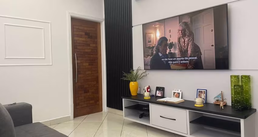 Imperdível oportunidade: Casa à venda na Guilhermina, Praia Grande-SP! 3 quartos, 1 suíte, 1 sala, 3 banheiros, 2 vagas, 195m². Venha conferir!