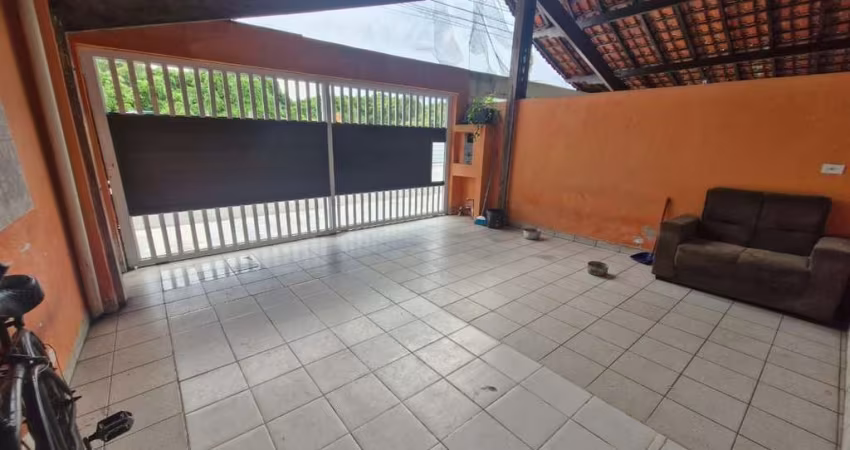 Ampla Casa Geminada próxima a Praia na Vila Mirim em Praia Grande