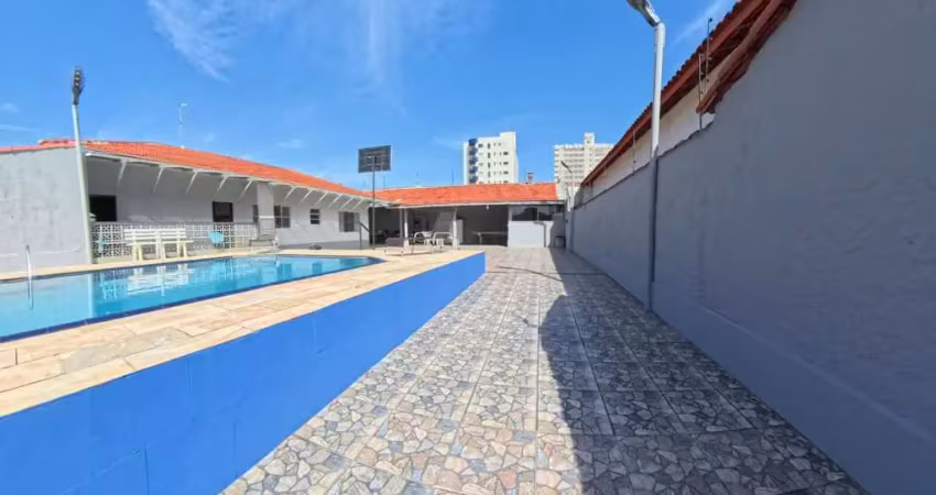 Casa à venda em praia grande-sp, no bairro solemar, com 3 quartos, 1 suíte, 3 banheiros, piscina aquecida, 10 vagas de garagem e 180m² de área.