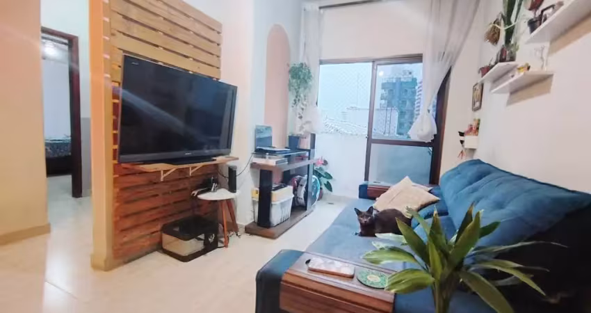 Apartamento para locação na guilhermina, praia grande-sp: 1 quarto, 2 salas, 1 banheiro, 1 vaga - 46m² de área!