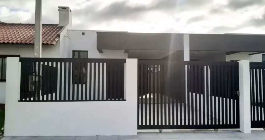 Bela casa geminada nova - em capão novo, ótima localização!