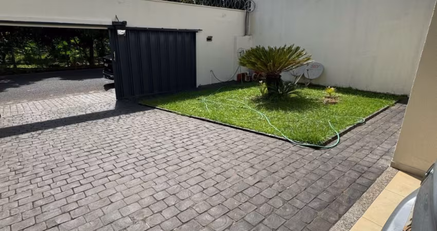 Vende-se excelente casa no Roosevelt
