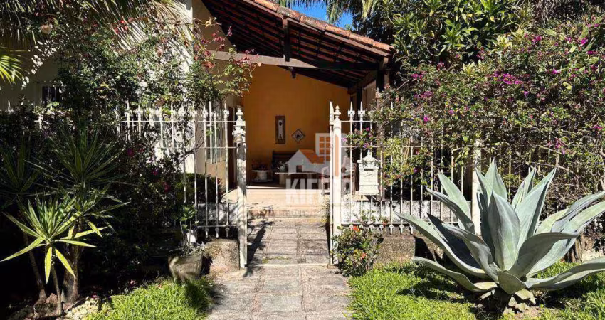 Linda casa com 4 quartos, piscina e área de lazer em rua fechada em Itaipu.