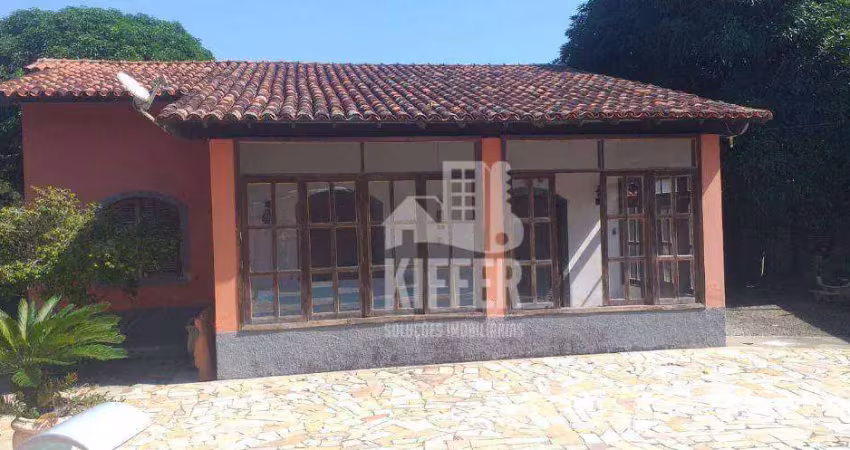 Casa com 3 quartos (1 suíte com closet), piscina, edícula e terreno amplo – ótima localização!