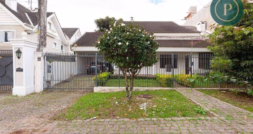 Casa com 7 dormitórios e amplo quintal no Água Verde