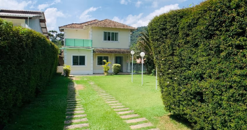 CASA MODERNA EM CONDOMÍNIO COM EXCELENTE INFRAESTRUTURA