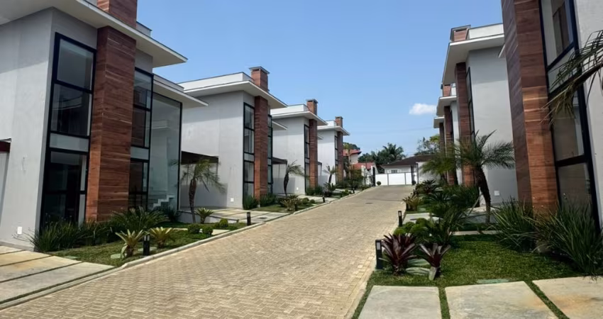 Casa recém construída, condomínio com poucas casas.