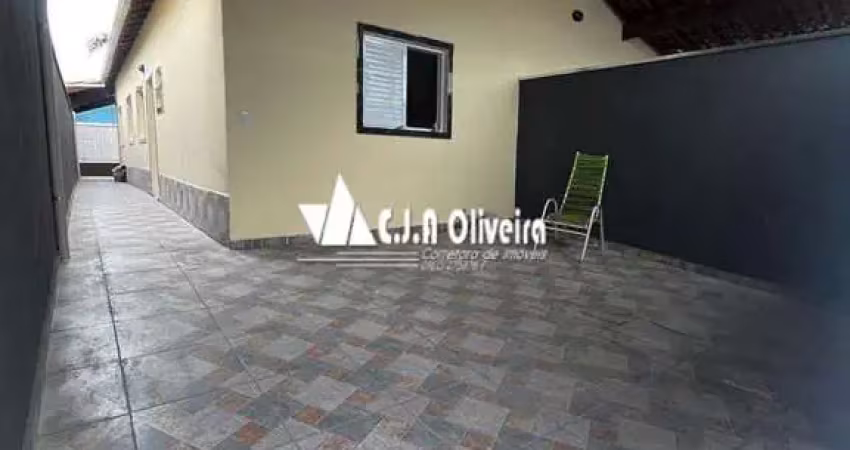 Casa nova com piscina em excelente localização em  Mongaguá 