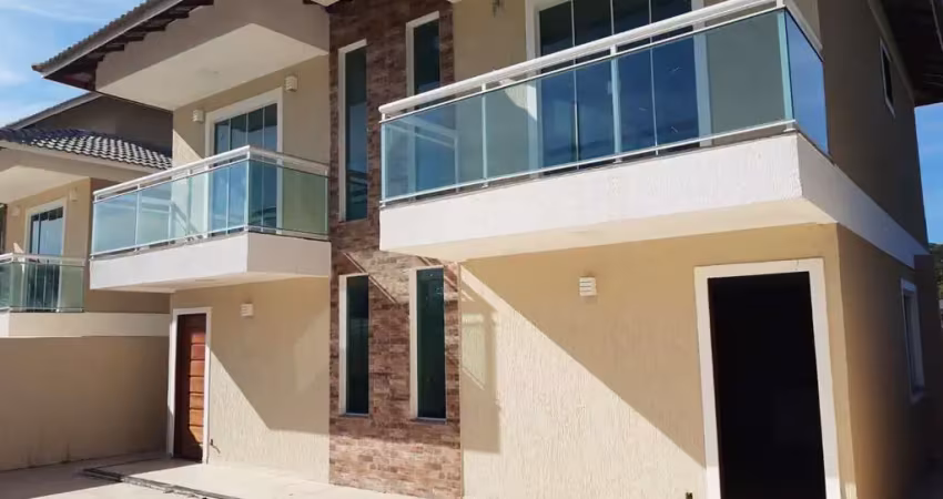 Casa Duplex com 2 Suítes, 3 Banheiros, Garagem, Quintal, no bairro Barroco (Itaipuaçu) em Maricá-RJ