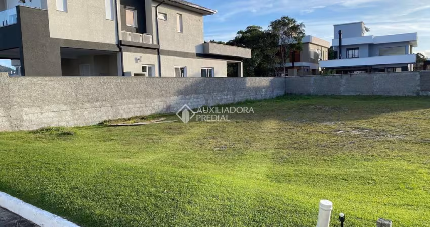 Terreno à venda na Rua Camarinhas, 331, Campeche, Florianópolis