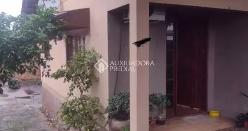 Casa com 2 quartos à venda na Caiapó, 115, Vila Monte Carlo, Cachoeirinha