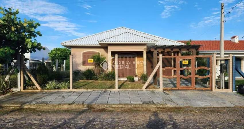 Casa com 3 quartos à venda na ALAGOAS, 1915, Zona Nova, Tramandaí