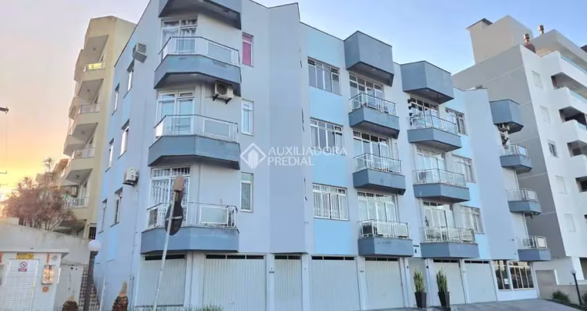Apartamento com 3 quartos para alugar na Alcides Domingues, 4, Praia Comprida, São José