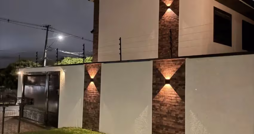 Casa à venda na Rua Mandaguaçu, 461, Sítio Cercado, Curitiba