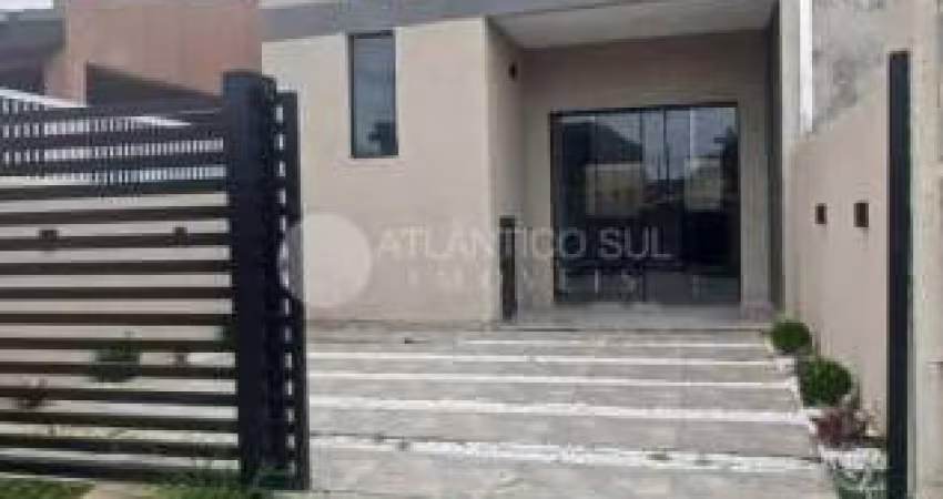 Lindo triplex localizado no balneário Maiami, próximo a comércios.