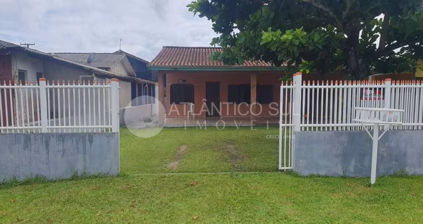 Casa na Praia com 3 Quartos, 1 Sala, 1 Cozinha, 1 Banheiro social, Varanda
