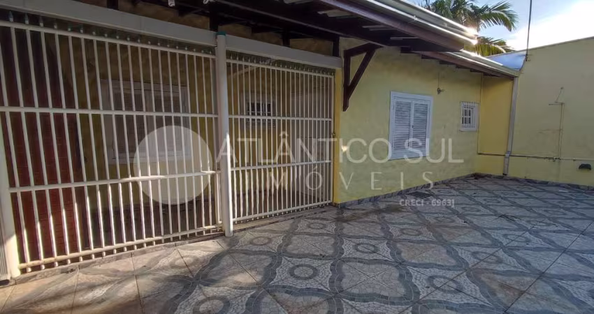 Casa à venda, 200 metros do mar em GAIVOTAS, MATINHOS - PR