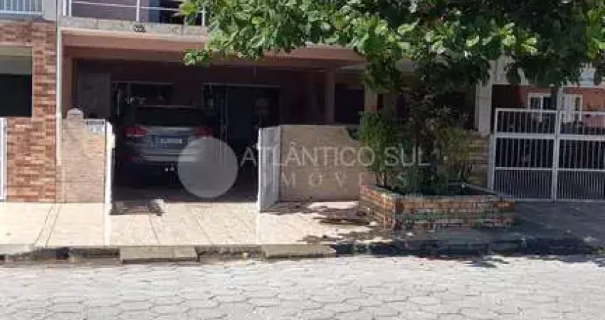 Sobrado em praia de leste a 150 metros do mar, pontal do parana - pr