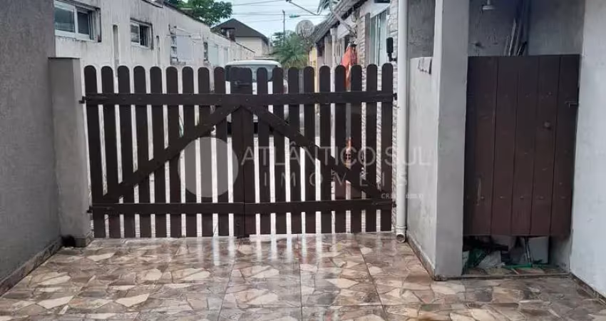 Casa em matinhos com 3 quartos   sendo 1 suíte  a 290 metros do mar em matinhos