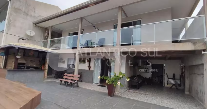 Casa com piscina, a 300 metros do mar em praia de leste, pontal do parana - pr