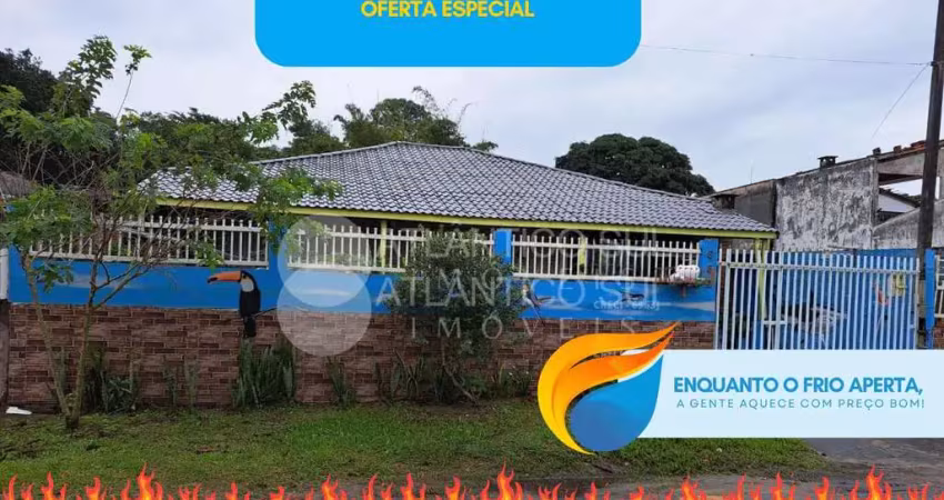 Casa com piscina em alvenaria, 650m da praia, pontal do parana - pr