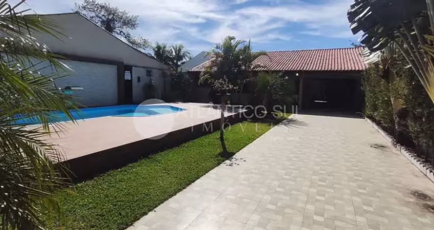 Casa com piscina no primavera a 780 metros do mar em pontal do paraná