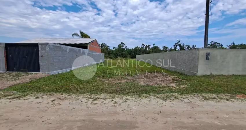 Terreno com 552m , com riacho nos fundos e apenas 1.200 metros do mar.
