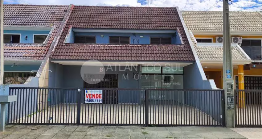 Sobrado com 2 suítes, área gourmet com piscina  no balneário porto fino