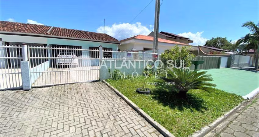 Casa perto do mar com 2 quartos e piscina no GAIVOTAS, MATINHOS - PR