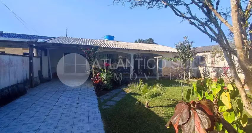 Casa e edícula com 04 dormitórios e piscina, gaivotas, matinhos -