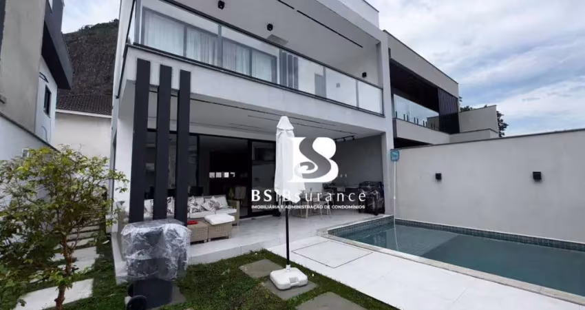 Residência de alto padrão com 4 suítes, piscina e área gourmet