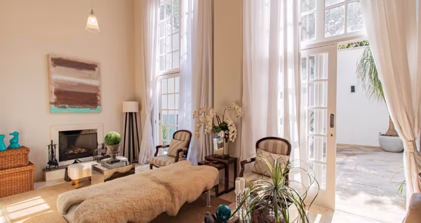 Casa em condomínio para venda com 4 quartos, sendo 2 suítes, 365m²