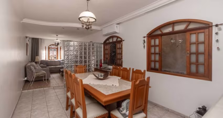 Casa tipo para venda com 5 quartos, sendo 2 suítes, 300m²