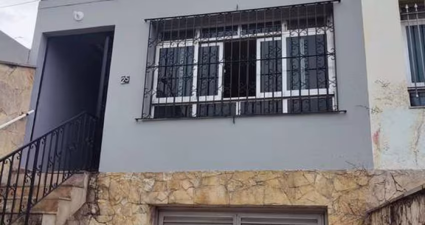 Agradável sobrado para locação com 5 quartos, sendo 2 suítes, 230m²