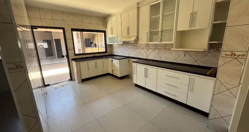 Casa com 3 quartos à venda na Rua Agripino Valeriano da Silva, Granada, Uberlândia