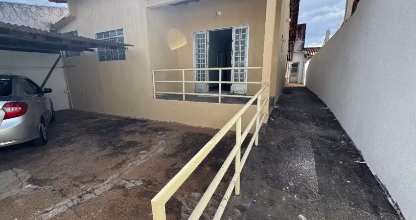 Casa com 3 quartos à venda na Rua Congresso, Parque das Laranjeiras, Uberlândia