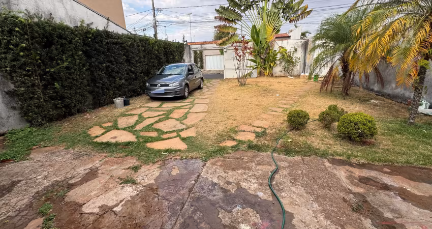 Casa com 2 quartos à venda na Rua Cachoeira Dourada, Granada, Uberlândia