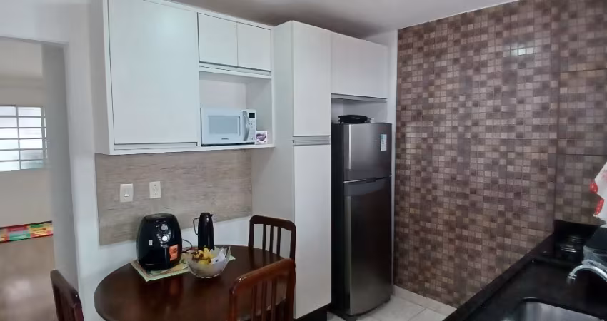 Ótima casa a venda dentro de condomínio fechado