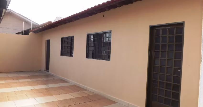 ALUGAS-SE CASA DE  FUNDOS, JD. ALVORADA