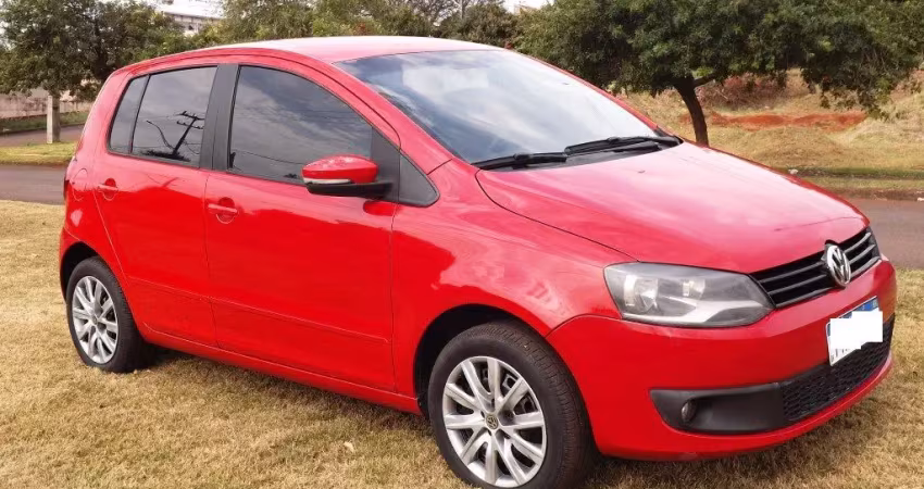 Vende-se lindo veículo volkswagem fox  mi total flex 8v 5p 1.6 vht, prime  ano/mod 2013 completo e revisado